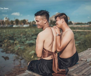 Bộ ảnh hoa sen "độc và điên" của hai chàng trai gây bão mạng