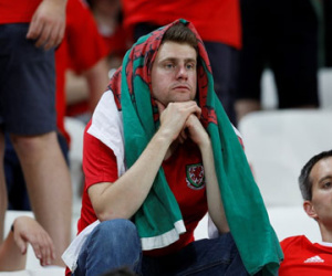 CĐV thẫn thờ nhìn Bale và đồng đội rời Euro 2016
