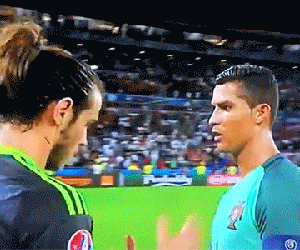 CLIP: Ronaldo ôm chặt, an ủi Bale sau "đại chiến"