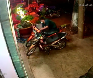Clip: Thanh niên "to gan" dám bẻ khóa trộm xe ngay trước tiệm cầm đồ