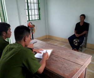 Điên loạn chém đứt cánh tay vợ, quăng xuống kênh vì ghen