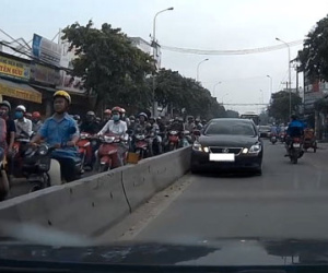 Khi xe sang xem đường phố như đường làng