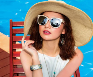 Lã Thanh Huyền mát mắt với đầm trắng xanh trong ngày nắng