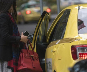 Phụ nữ đi taxi đêm một mình hãy nhớ những điều này