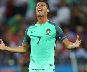 Ronaldo san bằng kỷ lục ghi bàn của Platini