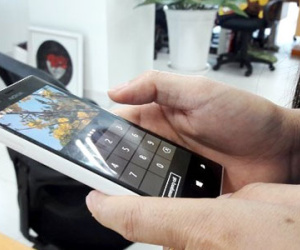 Rước bệnh xương khớp do thói quen lướt smartphone