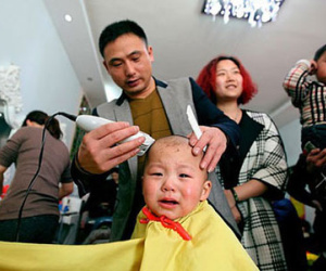 Sai lầm từ thói quen cạo trọc đầu trẻ sơ sinh mùa hè cho mát