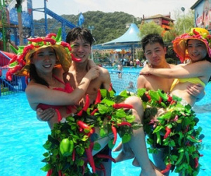 Sinh viên mặc bikini ớt thể hiện tình yêu nóng bỏng