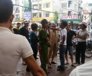 Thanh niên xăm trổ vây kín vỉa hè xem người phụ nữ bị đánh đập