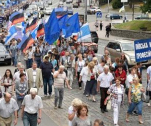 Ukraine định dùng xe tăng dẹp dân Crimea đòi sáp nhập Nga