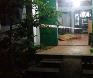 Vợ đi chơi, chồng bám theo đâm vợ và giết hàng xóm