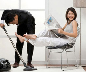Với bồ, chồng chăm chỉ như người giúp việc