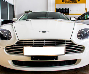 Bộ đôi hàng hiếm Aston Martin khoe dáng tại Việt Nam
