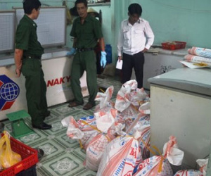 Đột kích cơ sở sản xuất bò viên bằng... thịt heo, hương liệu