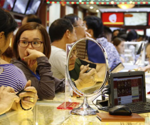 Giá vàng lao dốc, khó “ngóc đầu” trở lại