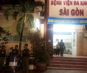 Hàng chục côn đồ đánh gục 2 thanh niên giữa Sài Gòn