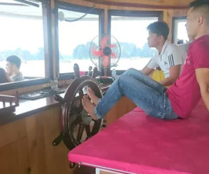 Hành khách hú vía vì lái tàu bằng... chân trên Vịnh Hạ Long