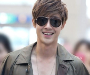 Kim Hyun Joong bị tố "tòm tem" với gái làng chơi khi hò hẹn với bạn gái cũ