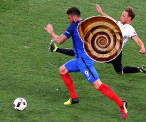 Schweinsteiger và Giroud bị ghép ảnh chế giễu