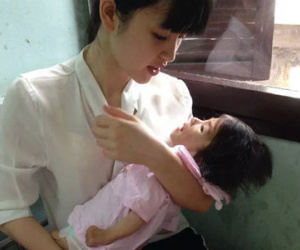 Cảm động chuyện 9X Lào Cai chăm sóc bé 14 tháng tuổi nặng 3,5kg như con ruột