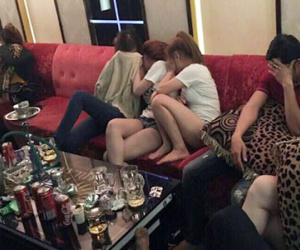 Hàng chục dân chơi Sài Gòn phê ma túy, lăn lóc dưới sàn karaoke