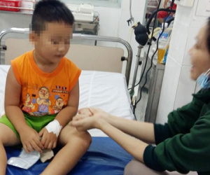 Người mẹ cho hai con uống thuốc độc ở miền Tây đã tử vong