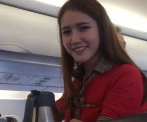 Nữ tiếp viên hàng không khiến khách hàng phải giơ máy chụp lén