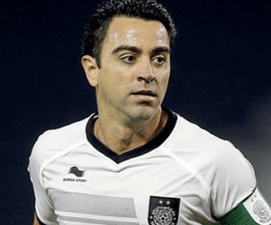 Xavi trao cúp vô địch EURO 2016