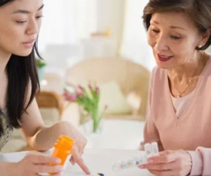 Con trai quỳ lạy xin mẹ không vào nhà nghỉ bắt quả tang vợ mình “ngoại tình”