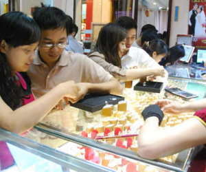 Giá vàng hôm nay 10/7: Rình rập tăng giá