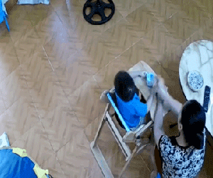 Chủ nhà phẫn nộ "vạch mặt" osin mê ti vi, véo tai, tát em bé trong lúc cho ăn