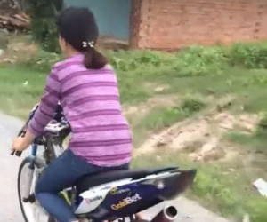Nữ sinh Đồng Nai lái xe độ không đội mũ bảo hiểm bị chỉ trích