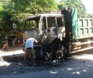Xe bốc cháy dữ dội, tài xế đạp cửa thoát thân