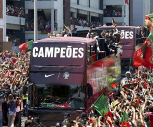 Biển người chào đón Ronaldo và Cúp vô địch EURO 2016