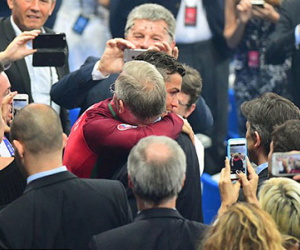 Câu chuyện cảm động đằng sau cái ôm chặt giữa HLV Ferguson và trò cưng Ronaldo