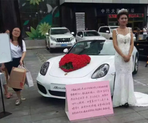 Cô gái mặc váy cưới đứng giữa quảng trường: Nếu ôm đủ 999 chàng trai, sẽ lấy người cuối cùng làm chồng!