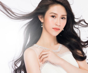 "Hoa hậu tiếng Anh thảm họa" bị tung video ngày ra mắt nhà chồng