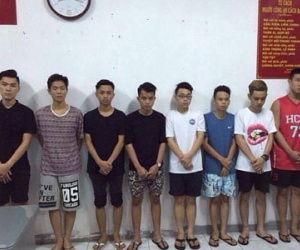 Mang súng đi thách đấu, thanh niên bị chém gục ở Sài Gòn