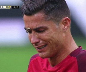 Ronaldo bị bướm đậu vào mặt
