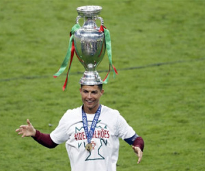 Ronaldo đội Cup lên đầu trong lễ ăn mừng của Bồ Đào Nha