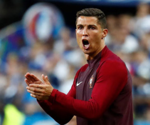 Ronaldo hôn đầu Nani, hò hét chỉ đạo và tiếp lửa đồng đội