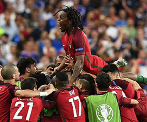 Tiền thưởng cầu thủ Bồ Đào Nha ít hơn một tuần lương Ronaldo