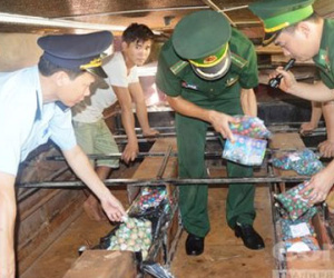 Xe khách giường nằm cắt "xương sống", chế hầm bí mật vận chuyển pháo lậu