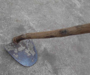 Bố dùng cuốc sát hại con trai