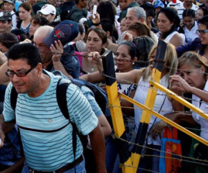 Cảnh dân Venezuela đổ xô sang Colombia mua nhu yếu phẩm