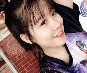 Cặp nữ sinh vừa gõ bút vừa hát "Đếm ngày xa em"