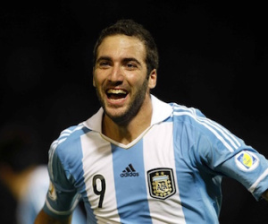 Chơi trội, West Ham ra giá khó tin cho Higuain