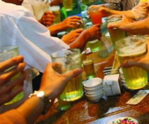 Chồng tìm mọi cách tập cho tôi biết nhậu nhẹt