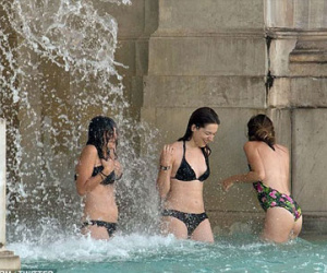 Người dân thành Rome bức xúc khi 3 nữ du khách mặc bikini tắm ở đài phun nước 400 năm tuổi