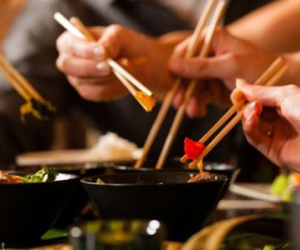 Người Việt ăn uống "chung đụng" dễ nhiễm khuẩn gây ung thư dạ dày